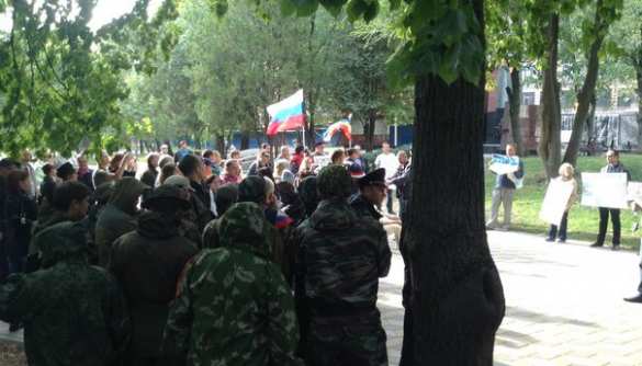 Ростов-на-Дону В знак протеста против так называемого «марша мира» жители центра Москвы вывесили в окнах флаги ДНР и ЛНР (фото, видео) | Русская весна