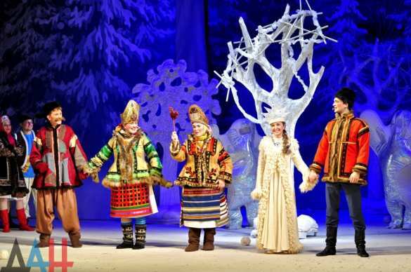 Большая новогодняя елка Главы ДНР собрала более 700 детей со всей Республики (ФОТОРЕПОРТАЖ) | Русская весна