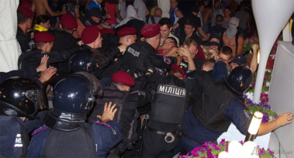 Одесская милиция разогнала активистов Майдана, пытавшихся сорвать концерт Ани Лорак (фото, видео) | Русская весна