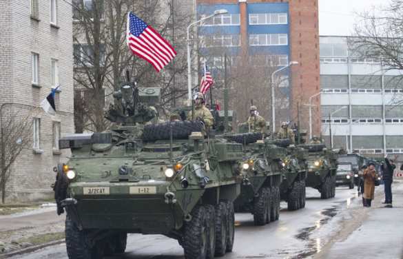 На параде в эстонском приграничном городе Нарва, посвященном т.н. «Дню Независимости», молодой человек размахивал российским флагом (ВИДЕО) | Русская весна