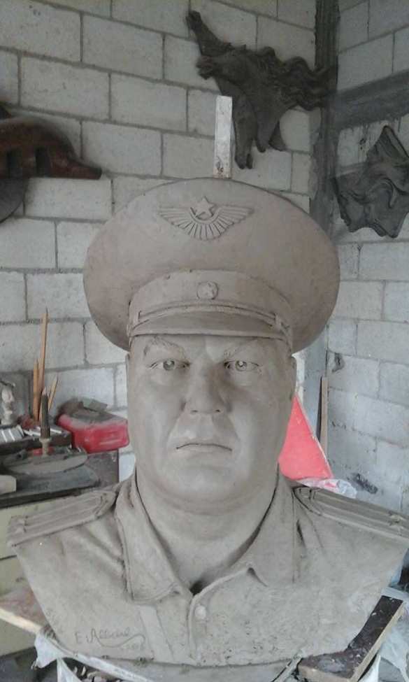 бюст пешкова В знак благодарности сирийский скульптор создал памятник погибшему пилоту Су-24 Олегу Пешкову (ФОТО) | Русская весна