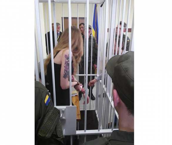 Украинская неонацистка перерезала себе вены в зале суда (ФОТО, ВИДЕО) | Русская весна