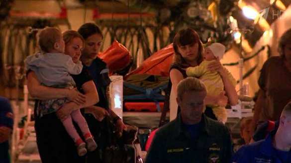 В аэропорту Домодедово встретили 11 детей из Новороссии, которые прибыли в Москву на лечение (ВИДЕО) | Русская весна