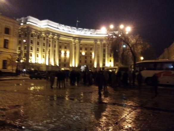 МОЛНИЯ: В Киеве толпа пошла на штурм офиса Ахметова (ФОТО + ВИДЕО) | Русская весна