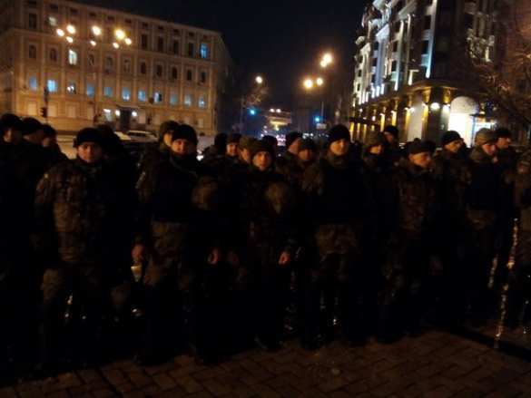 МОЛНИЯ: В Киеве толпа пошла на штурм офиса Ахметова (ФОТО + ВИДЕО) | Русская весна