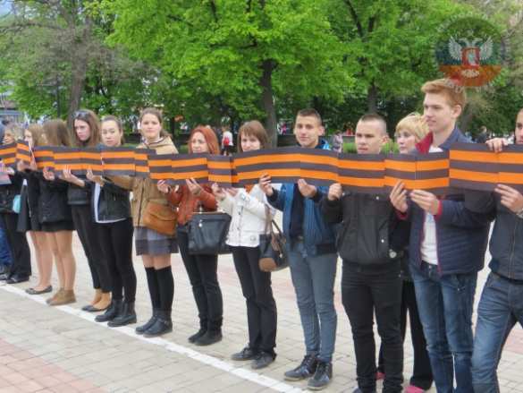 В день памяти св. Георгия Победоносца донецкие школьники развернули километровую Георгиевскую ленту | Русская весна