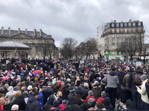 В Париже проходит первая акция движения «красных платков» (ФОТО, ВИДЕО) | Русская весна