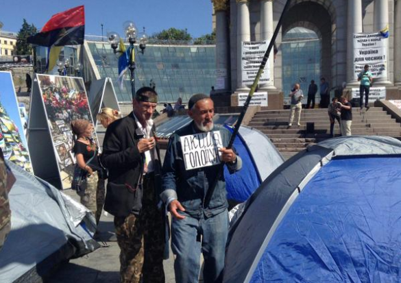 На Майдане в Киеве активисты устанавливают палатки, произошла потасовка с представителями теробороны (ВИДЕО, ФОТО) | Русская весна