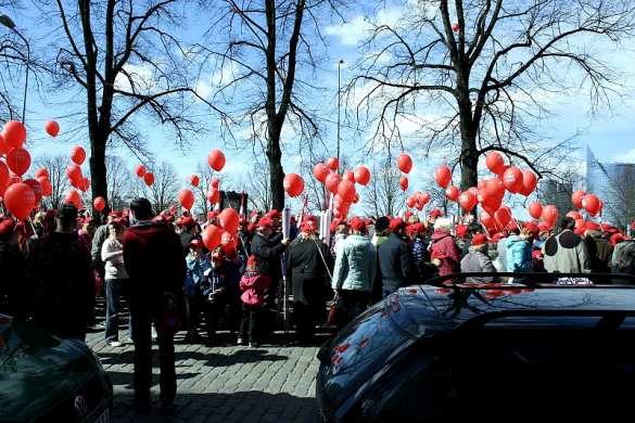 В Риге протестуют 3 тысячи человек (ФОТО, ВИДЕО) | Русская весна