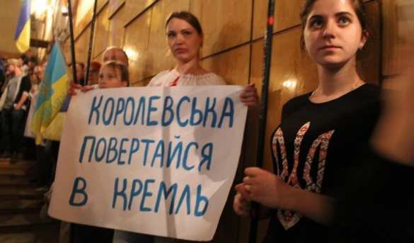 Во время праздничного концерта ко Дню Победы в Славянске «свидомой» патриотке надели на голову почетную грамоту (ФОТО, ВИДЕО) | Русская весна