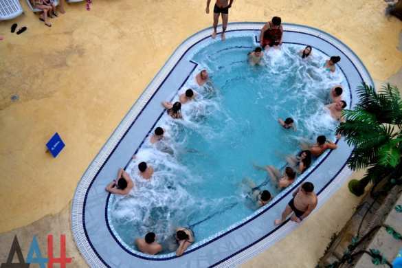 Дети из зоны боев посетили донецкий аквапарк (ФОТО, ВИДЕО) | Русская весна