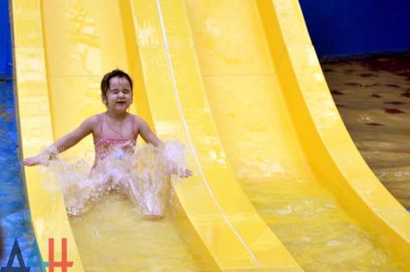 Дети из зоны боев посетили донецкий аквапарк (ФОТО, ВИДЕО) | Русская весна