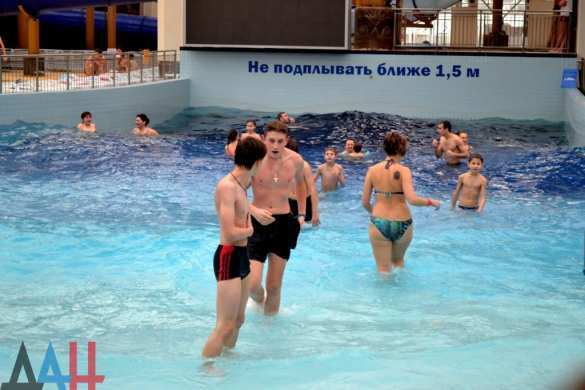 Дети из зоны боев посетили донецкий аквапарк (ФОТО, ВИДЕО) | Русская весна