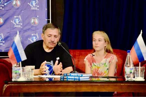 Талантливая луганчанка и известный фантаст написали совместный роман | Русская весна