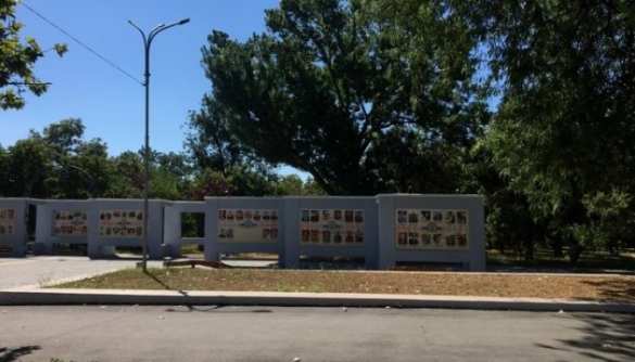 В Херсоне фото «атошников» на Аллее Героев Украины облили «кровью» (ФОТО) | Русская весна