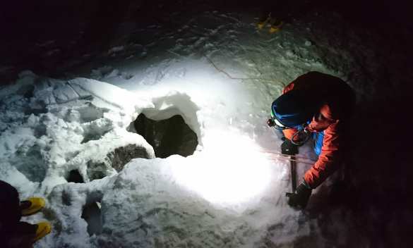 В Альпах мужчина выжил, провалившись на пять дней в узкую расщелину (ФОТО) | Русская весна