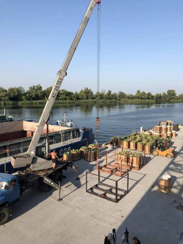 Они опять сделали это! В Киев отправилась баржа с арбузами (ФОТО) | Русская весна