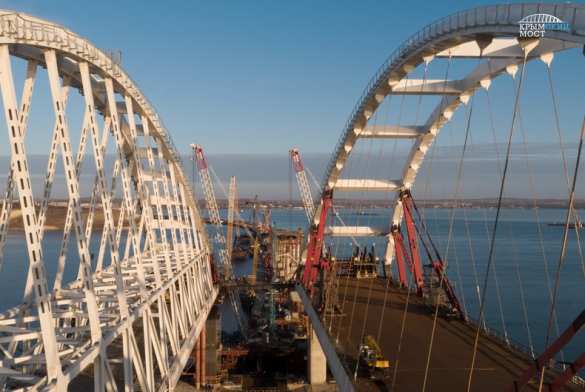 Под двумя арками Крымского моста прошли первые суда (ФОТО, ВИДЕО) | Русская весна