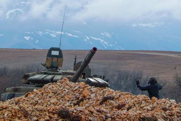 «Аллигаторы» Ка-52 прикрывают работу танков Горловской бригады ЧФ в Крыму (ФОТО) | Русская весна