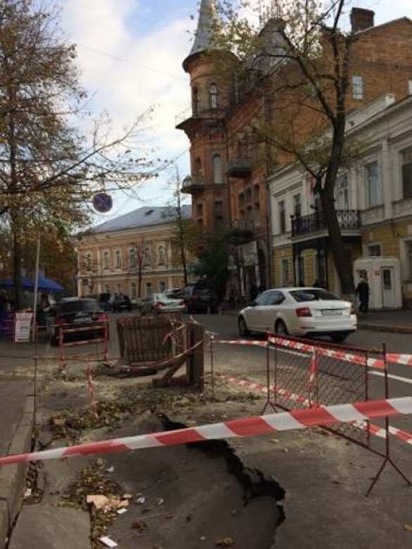 В Киеве у посольства Польши провалился асфальт (ФОТО) | Русская весна