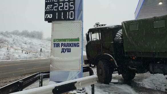 Авария во время движения колонны ВСУ: грузовик зашёл в дрифт и врезался в заправку (ФОТО, ВИДЕО) | Русская весна