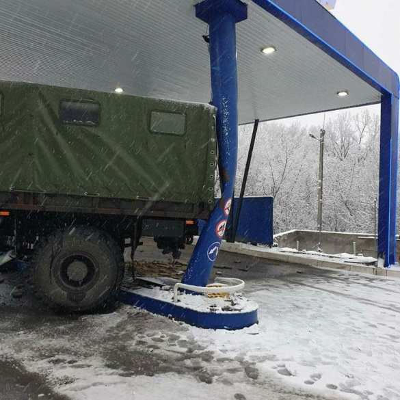 Авария во время движения колонны ВСУ: грузовик зашёл в дрифт и врезался в заправку (ФОТО, ВИДЕО) | Русская весна