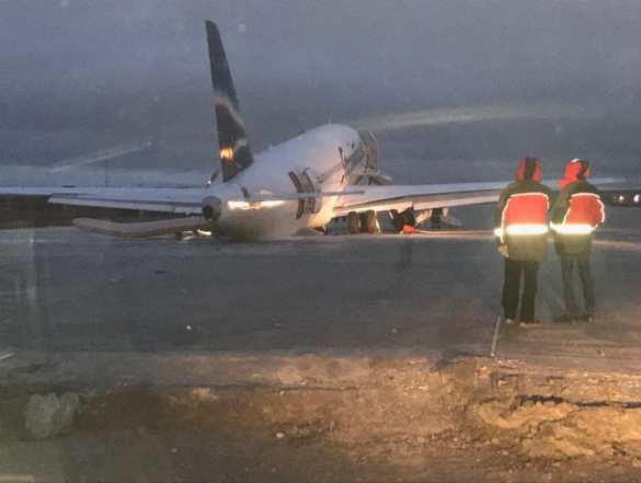 ЧП в аэропорту Якутска: Sukhoi Superjet-100 выкатился за пределы взлётно-посадочной полосы (ФОТО, ВИДЕО) | Русская весна