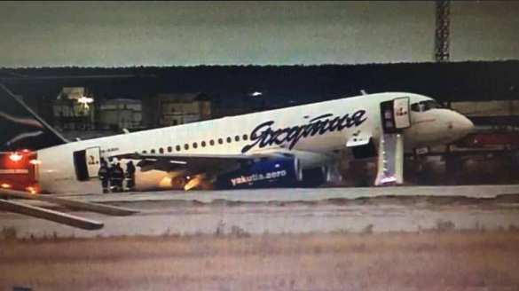 ЧП в аэропорту Якутска: Sukhoi Superjet-100 выкатился за пределы взлётно-посадочной полосы (ФОТО, ВИДЕО) | Русская весна