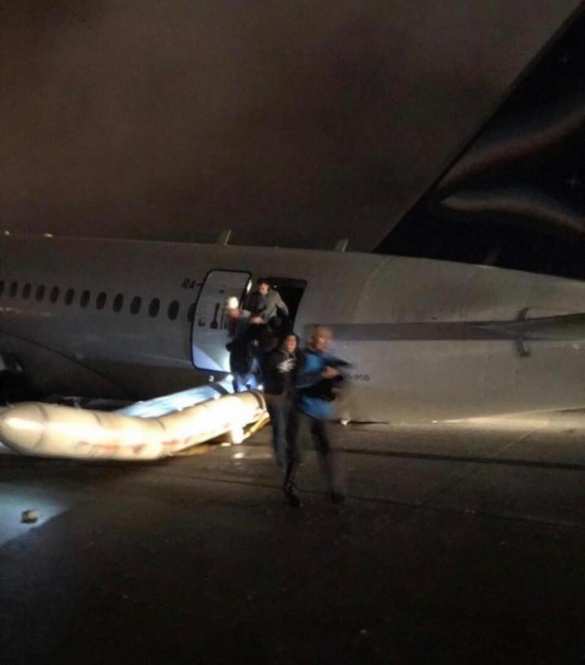 ЧП в аэропорту Якутска: Sukhoi Superjet-100 выкатился за пределы взлётно-посадочной полосы (ФОТО, ВИДЕО) | Русская весна