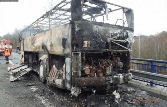 В Чехии дотла сгорел автобус, в котором ехали украинцы (ФОТО, ВИДЕО) | Русская весна