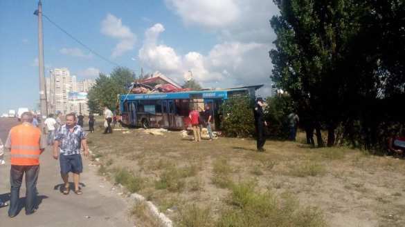 В Киеве автобус с людьми врезался в кафе (ФОТО) | Русская весна