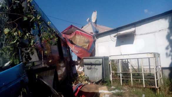 В Киеве автобус с людьми врезался в кафе (ФОТО) | Русская весна