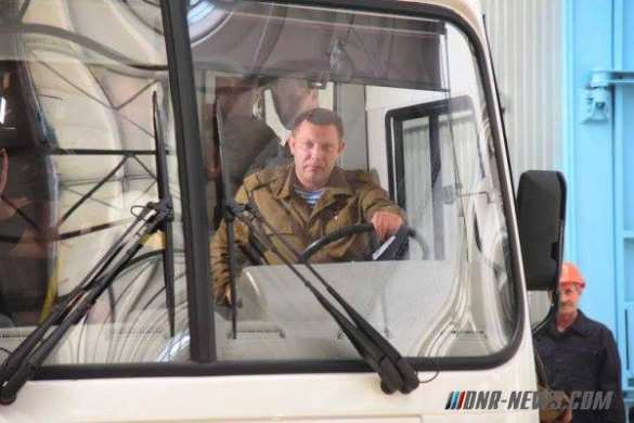 Поехали: Захарченко проехался на первом автобусе, собранном в Донецке (ФОТО, ВИДЕО) | Русская весна