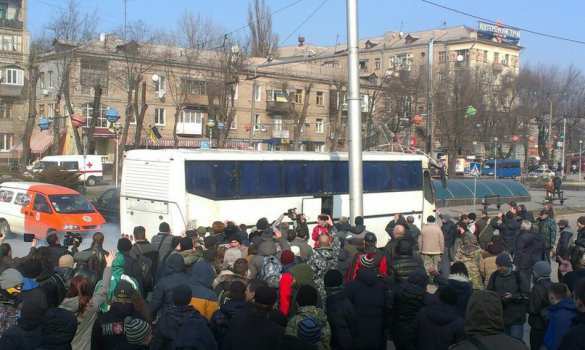 СРОЧНО: Столкновения в Запорожье — новый «Антимайдан» забросали яйцами и дымовыми шашками (ФОТО) | Русская весна