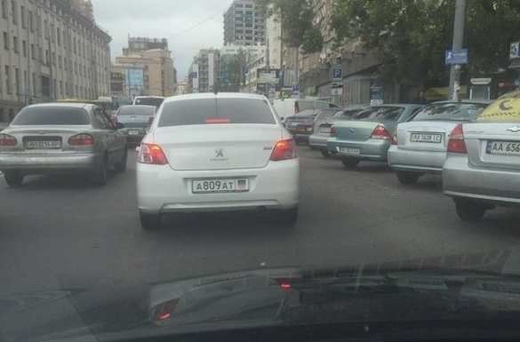 Шок: По Киеву ездит автомобиль с номерами ДНР (ФОТО) | Русская весна