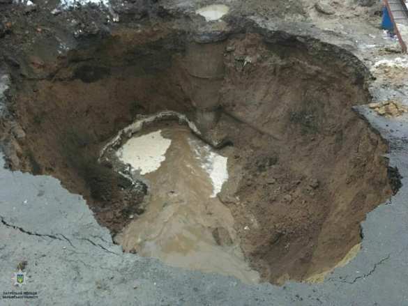 В Харькове автомобиль «нырнул» под асфальт (ФОТО, ВИДЕО) | Русская весна