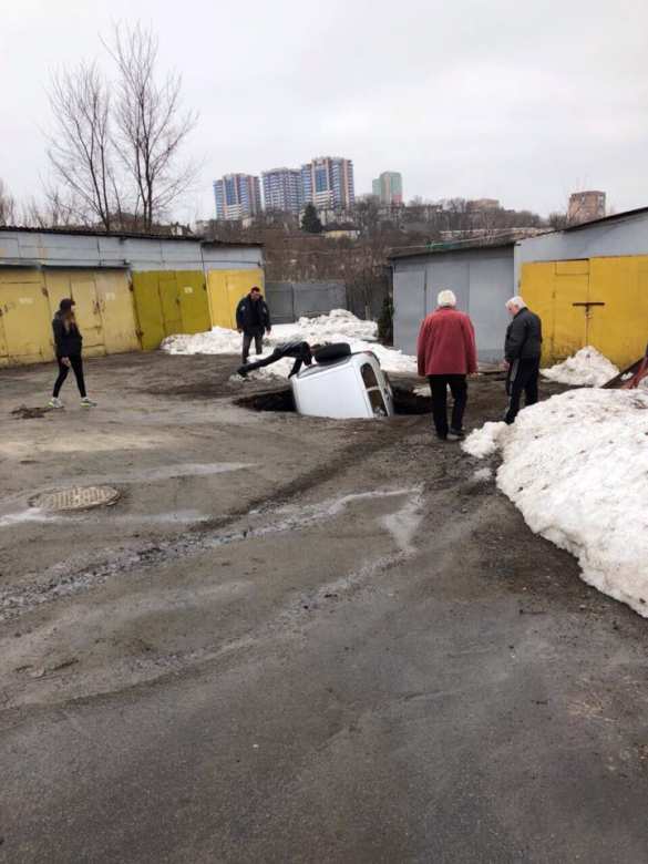 В Харькове автомобиль «нырнул» под асфальт (ФОТО, ВИДЕО) | Русская весна