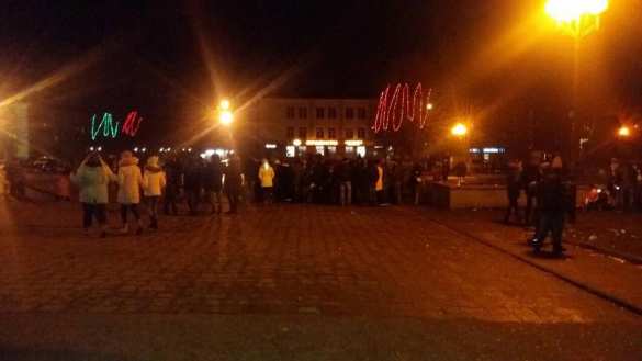 Во Львовской области автомобиль с польскими номерами въехал под городскую елку (ФОТО) | Русская весна