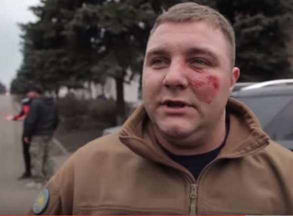 Нацизм не прошел: на Донбассе мэр и его замы побили толпу боевиков «Азова» (ВИДЕО 18+) | Русская весна