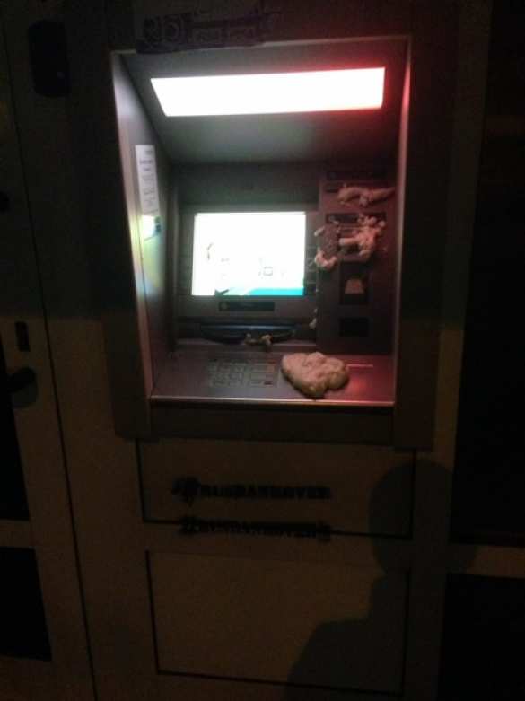 На Украине «патриоты» похвастались уничтожением банкоматов российских банков (ФОТО) | Русская весна