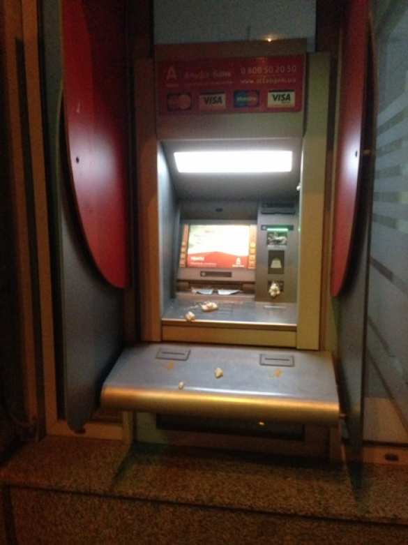 На Украине «патриоты» похвастались уничтожением банкоматов российских банков (ФОТО) | Русская весна