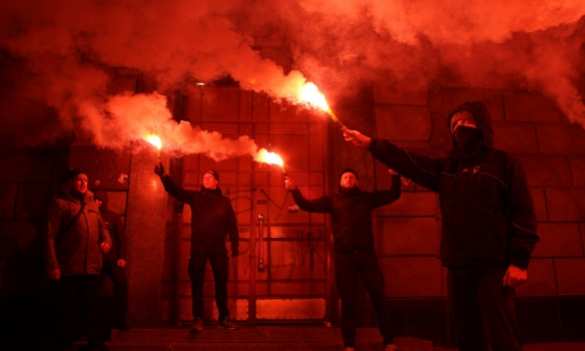 Боевики «Азова» окружили СБУ в Киеве и устроили беспорядки из-за ареста главаря «Азов-Крым» (ФОТО, ВИДЕО) | Русская весна