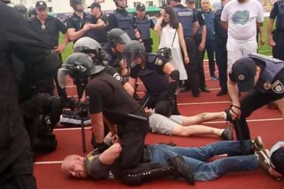 Карателя, не подавшего руку Порошенко, уложили лицом в асфальт на футболе и арестовали (ФОТО) | Русская весна