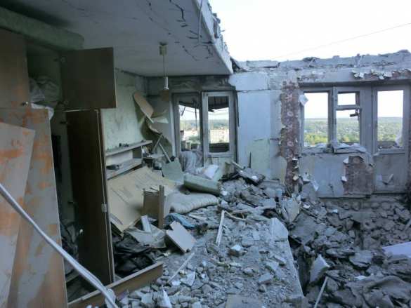 Последствия обстрелов города Снежное: разрушение дома, разбитые улицы (фото, видео) | Русская весна
