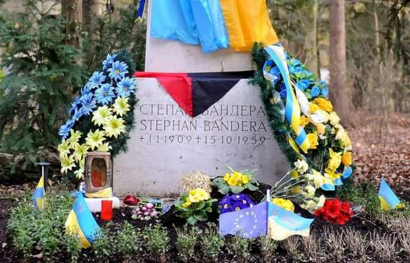 Молния: Партизаны навестили могилу Степана Бандеры в Мюнхене | Русская весна