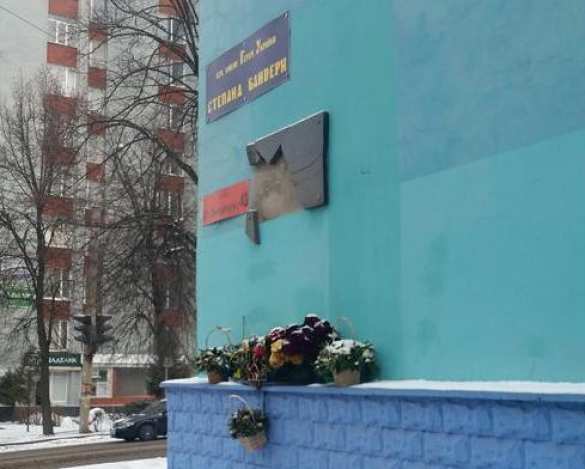 В Ровно разбили мемориальную доску Шухевичу (ФОТО) | Русская весна