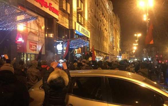 МОЛНИЯ: толпа с Майдана громит «Альфа-банк» в Киеве (+ФОТО, ВИДЕО) | Русская весна