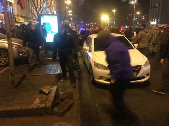 МОЛНИЯ: толпа с Майдана громит «Альфа-банк» в Киеве (+ФОТО, ВИДЕО) | Русская весна