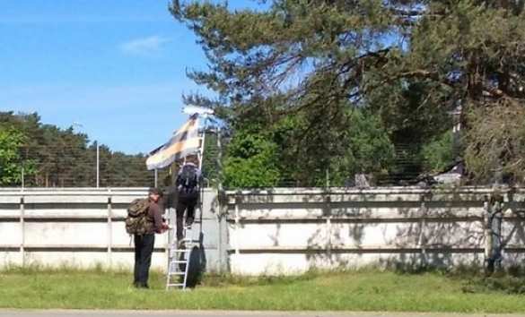 Россиянам, сорвавшим американский флаг на базе НАТО в Латвии, грозит  пожизненное заключение | Русская весна