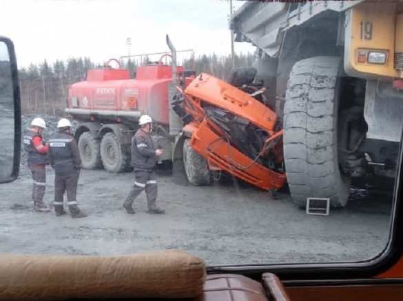 На Урале БелАЗ случайно раздавил КамАЗ (ФОТО) | Русская весна